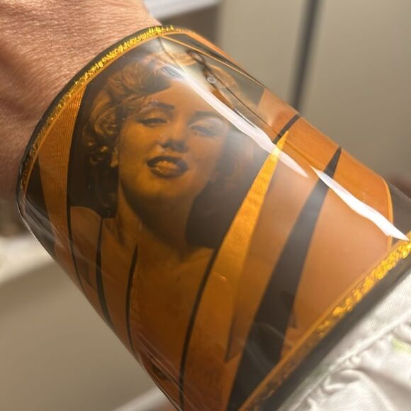 JOHN CRUTCHFIELD SIGNED 1985 METALLIC ART CHUNKY CUFF BRACELET, Marilyn Monroe - Picture 1 of 4